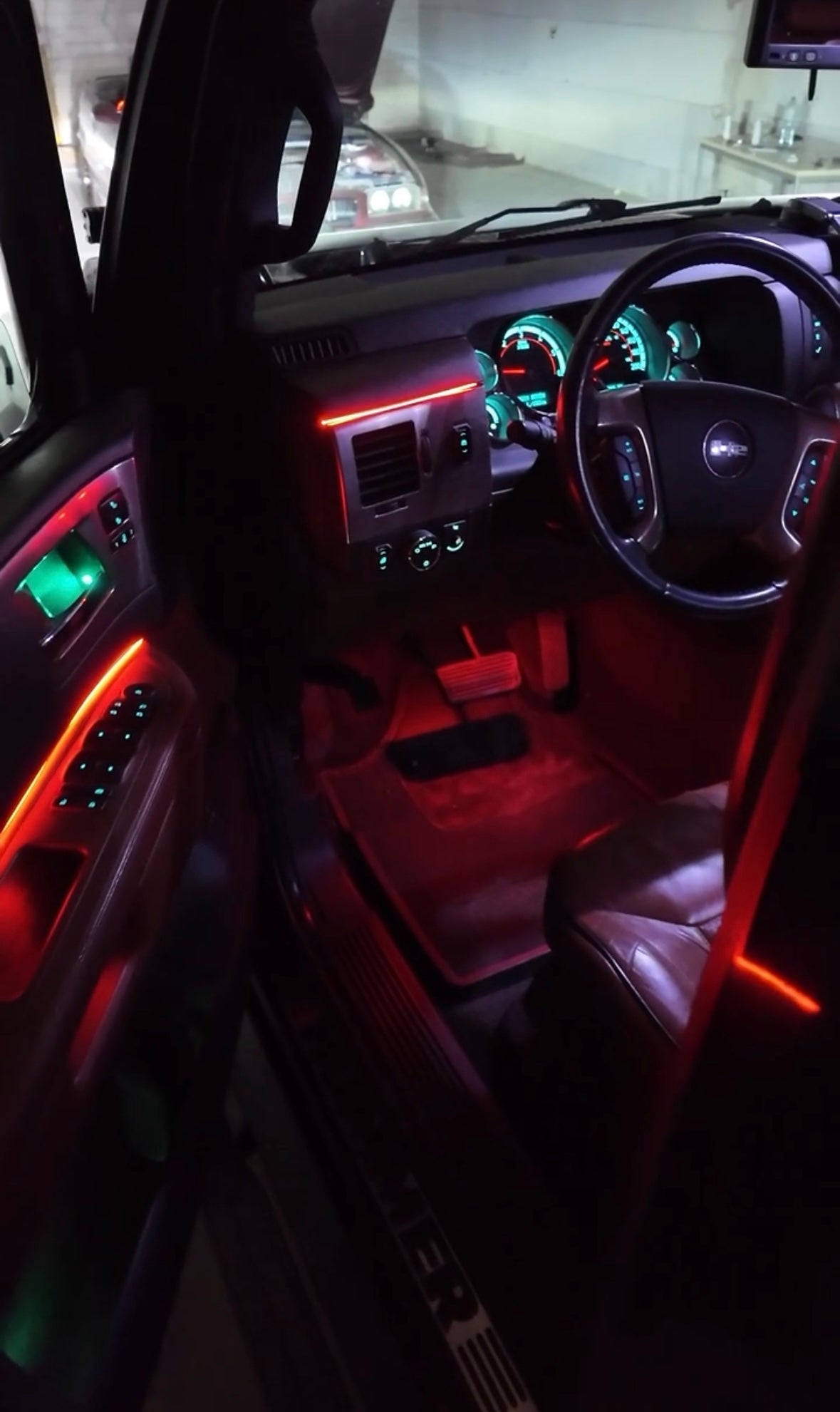 Ambientebeleuchtung im Hummer H2 nachrüsten – Robust trifft stylisch