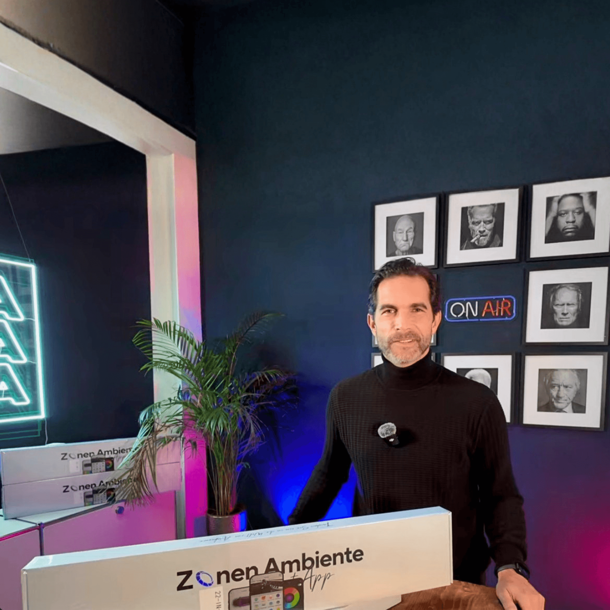 Ambicore Gründer im Studio – LED und Ambient-Beleuchtungs-Experte mit Zonen-Ambiente-Controller